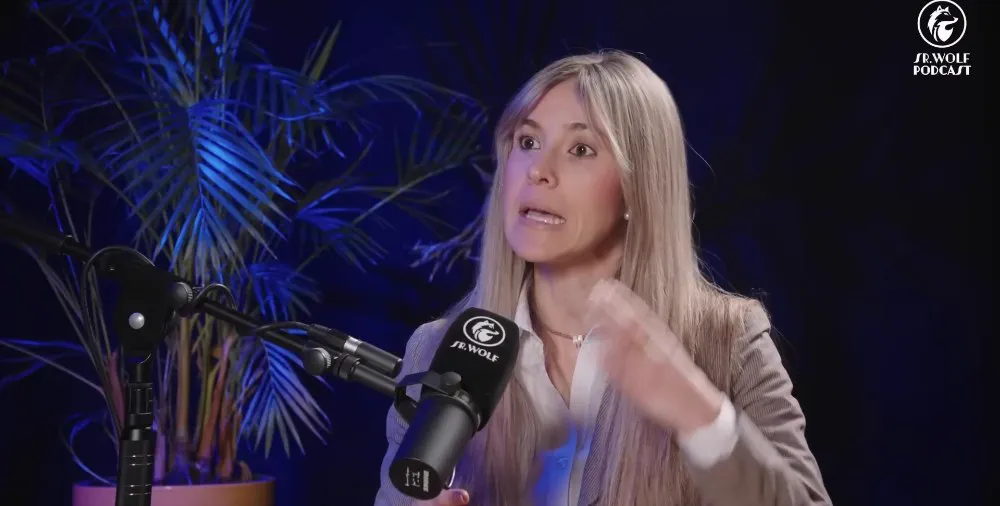 Móvil en la cama: no es solo la luz azul, es "estar esperando likes", según una doctora del sueño
