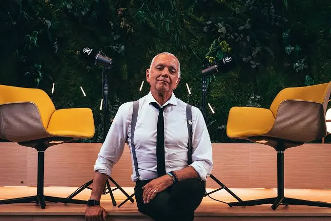 El set de podcast del Hub de Sr.Wolf en Madrid: pared vegetal, dos sillones amarillos, micrófonos de brazo y banco de madera.