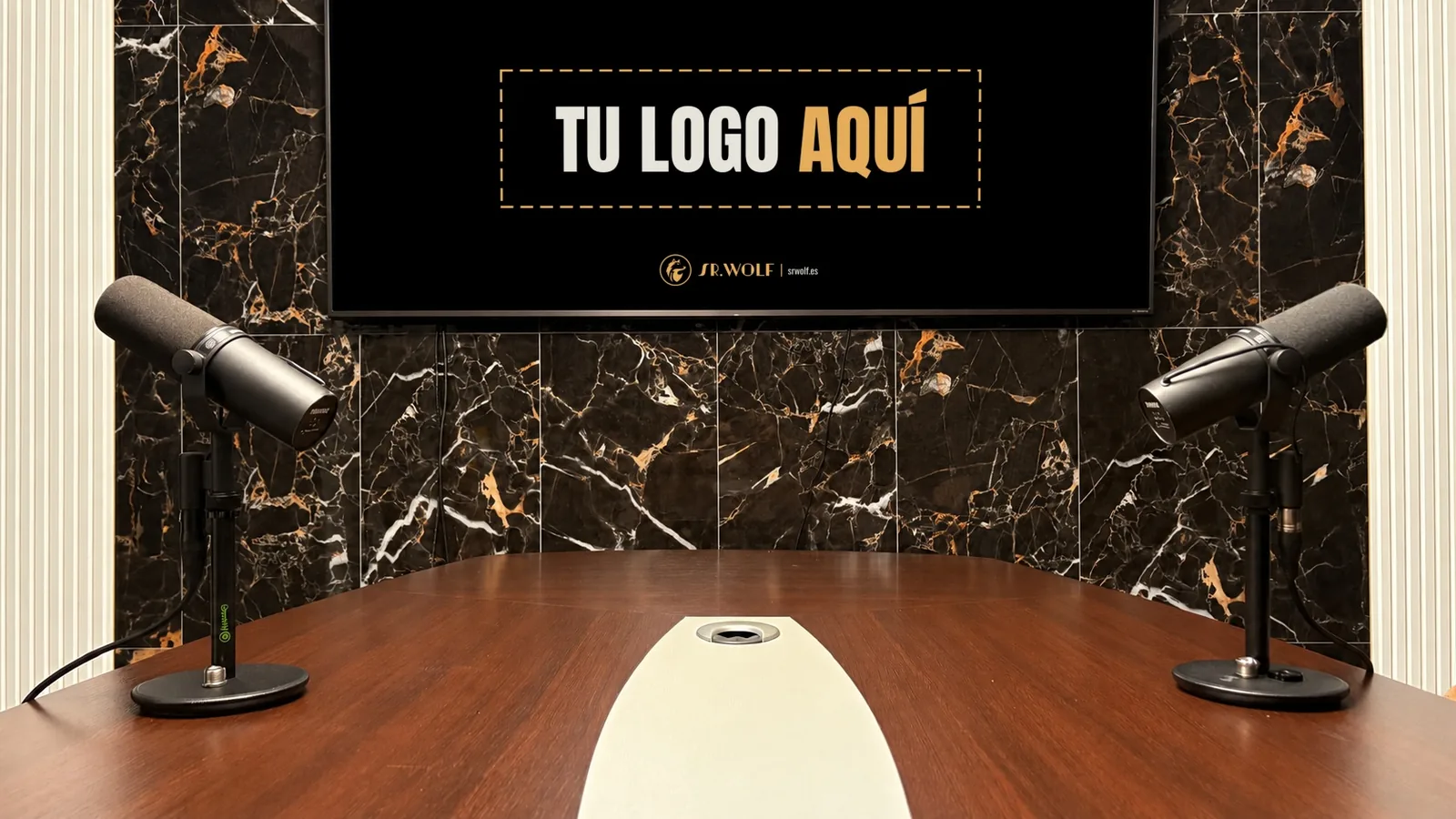 Plató de Sr. Wolf: pared de mármol negro con vetas doradas, dos micrófonos de estudio y una mesa de madera. En la pantalla de la pared, dentro de un recuadro de puntos: «Tu logo aquí».